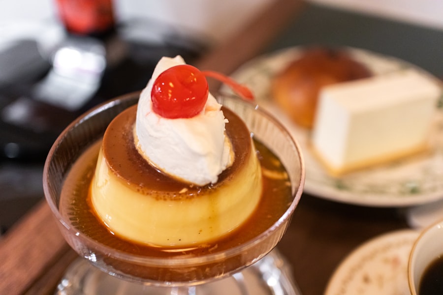 チェリーをのせた固めのカスタードプリン